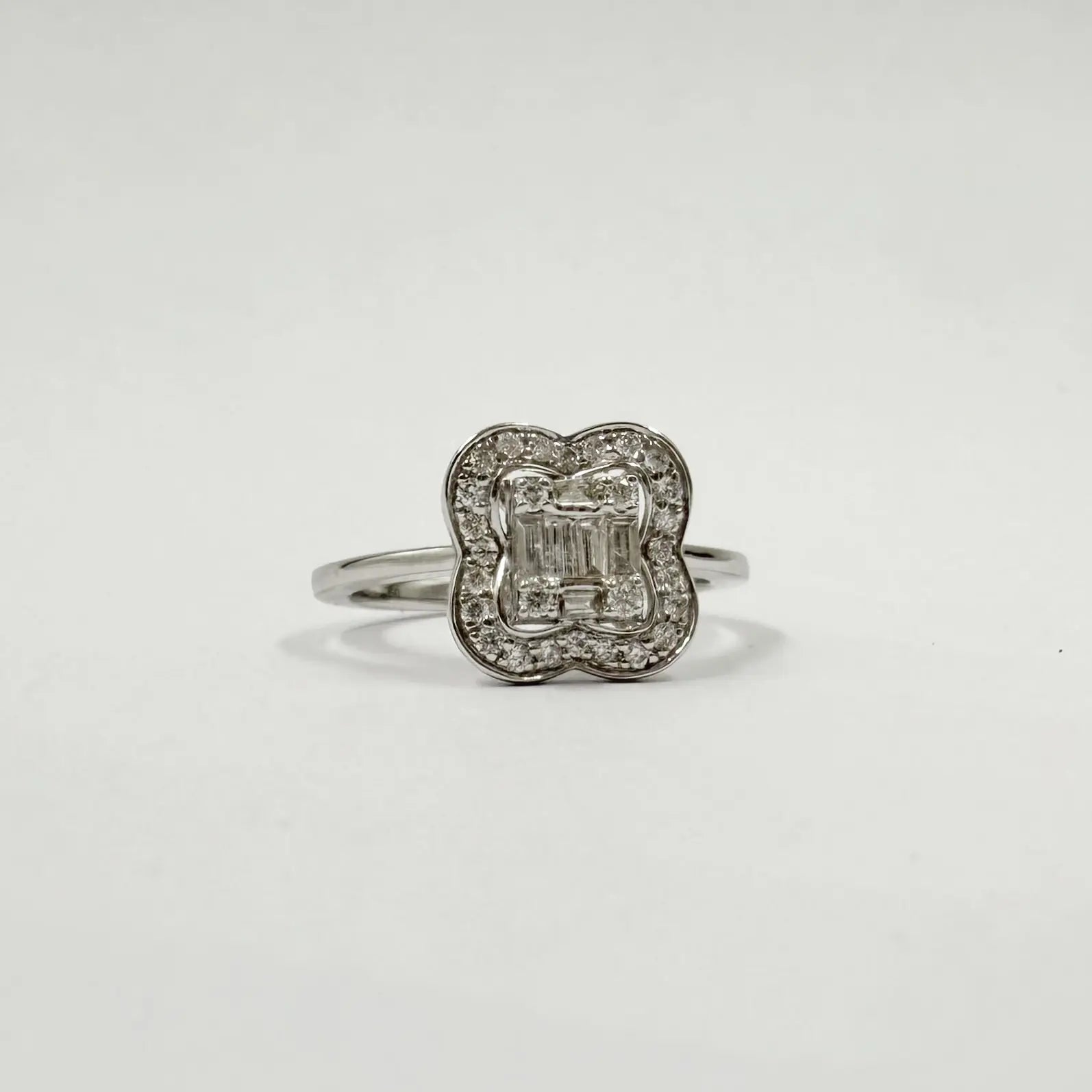 Alliance en or gris sertie de diamants ronds et de baguettes de diamants – 0,32 ct