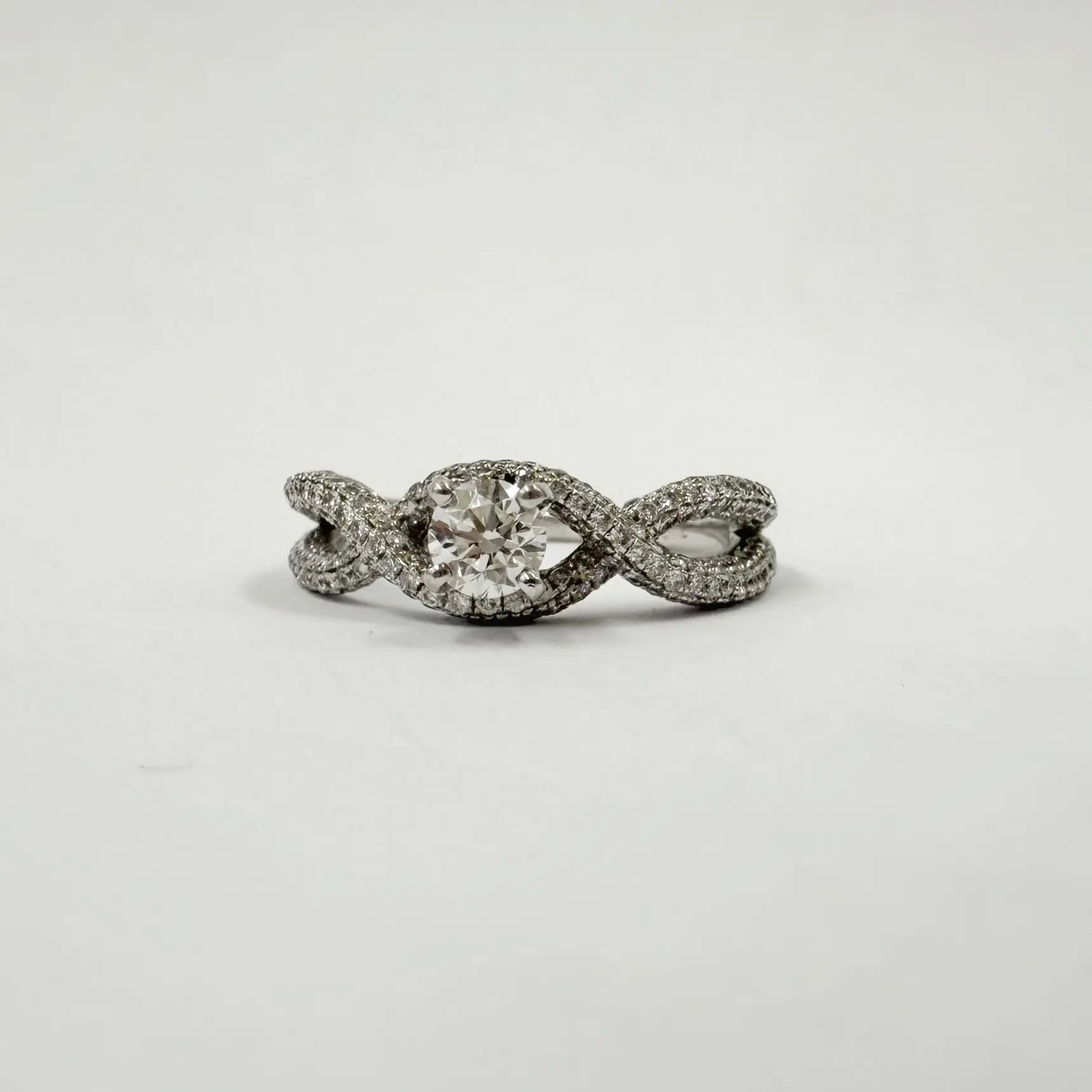 Alliance croisée en or gris sertie de diamants – diamant central 0,30 ct et diamants 0,76 ct