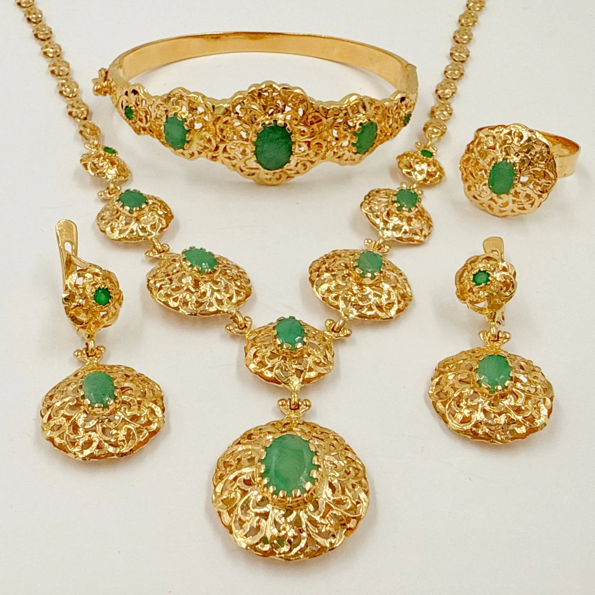 Parure traditionnelle en or rose avec pierres vertes – Collier, boucles d'oreilles, bague et bracelet motif rond