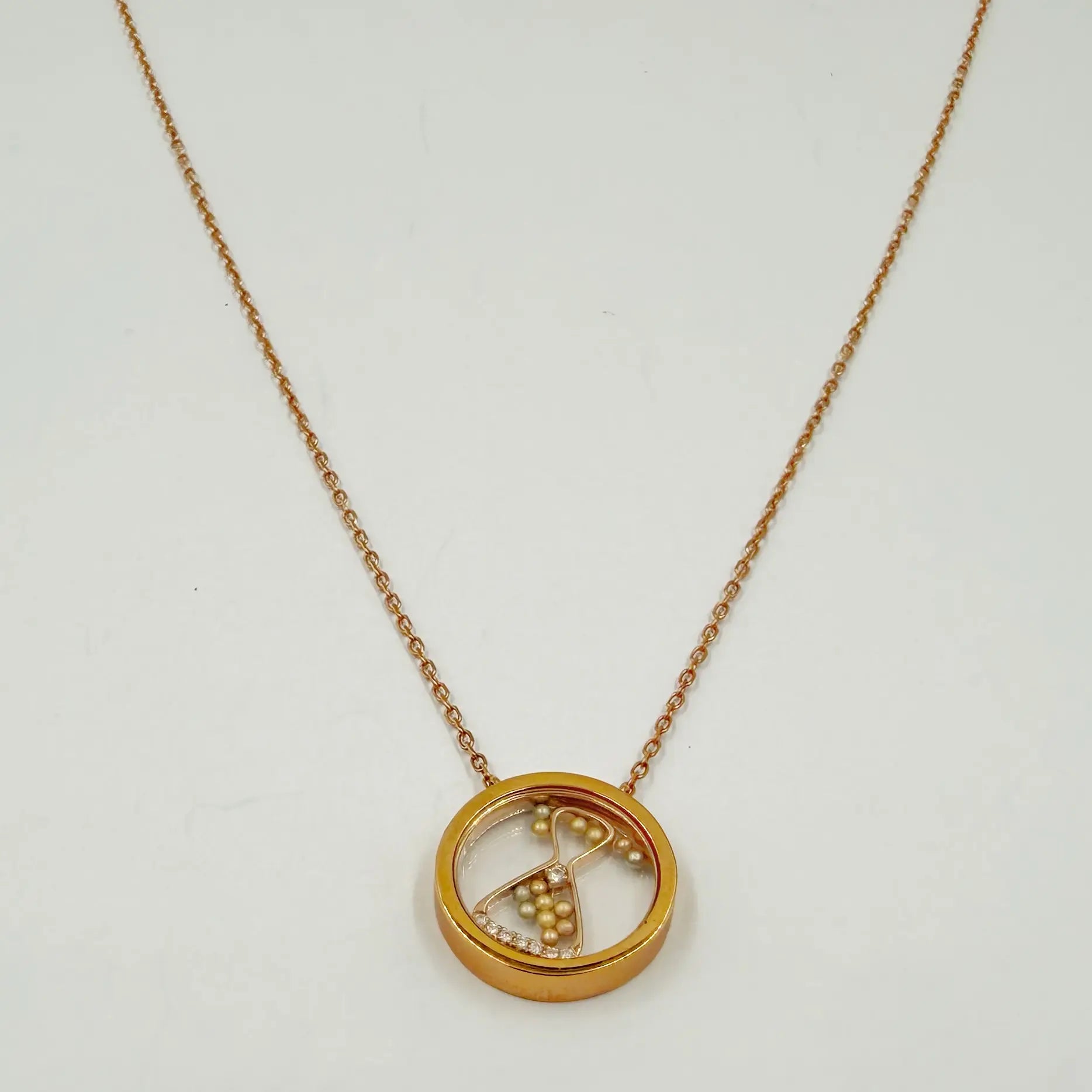 Collier en or rose motif sablier serti de diamants – 0,016 ct