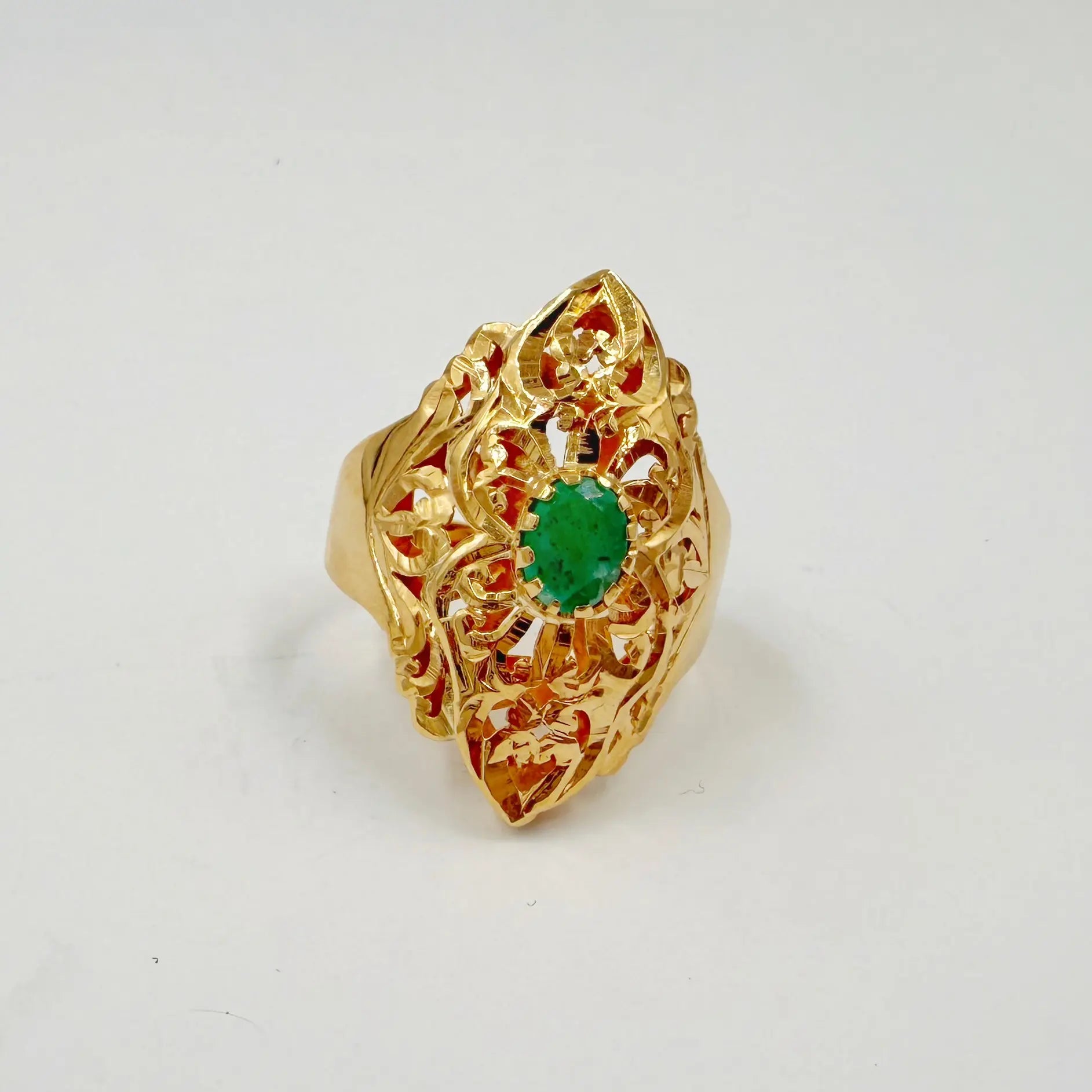 Bague traditionnelle en or rose sertie d'une pierre verte ovale
