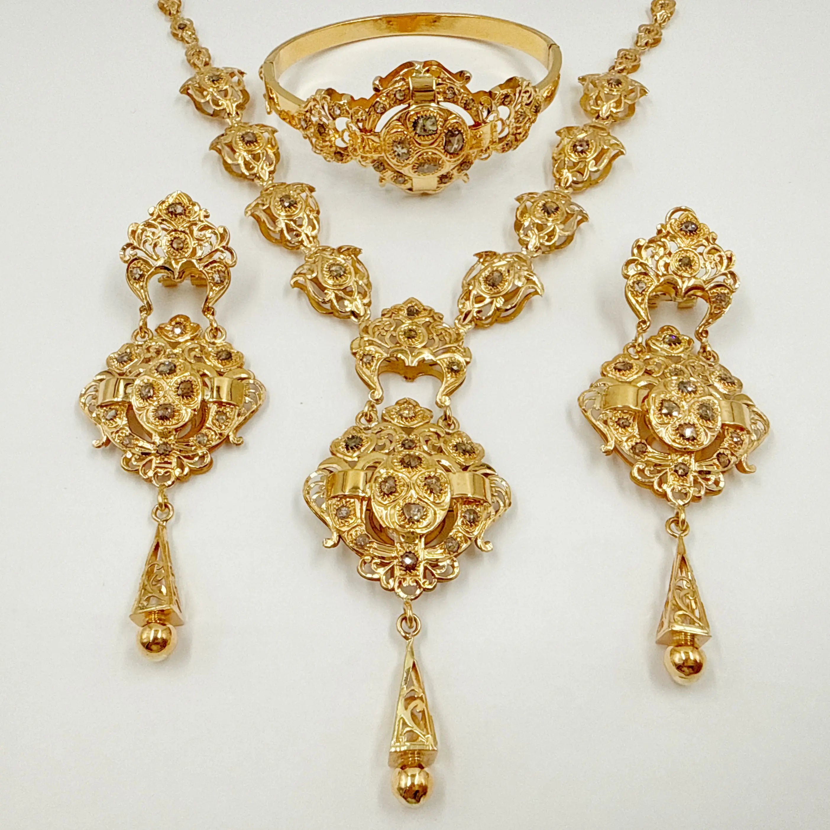Parure traditionnelle en or rose 18 carats sertie de rosaces et Kendil suspendu
