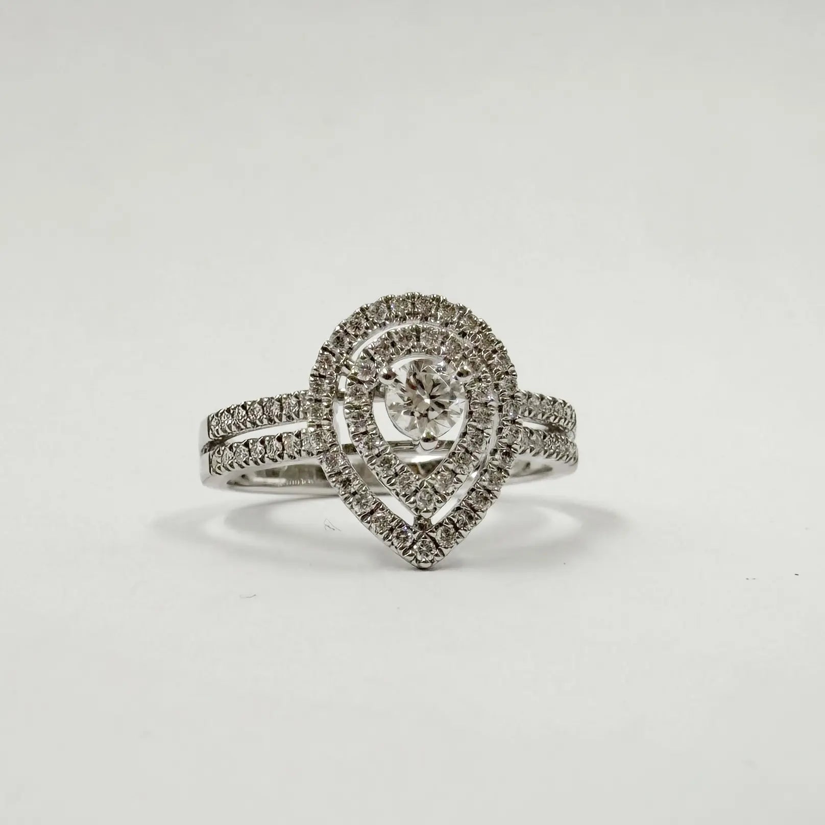 Alliance en or gris diamant central 0,18 ct avec double halo poire et pavage de diamants – 0,49 ct