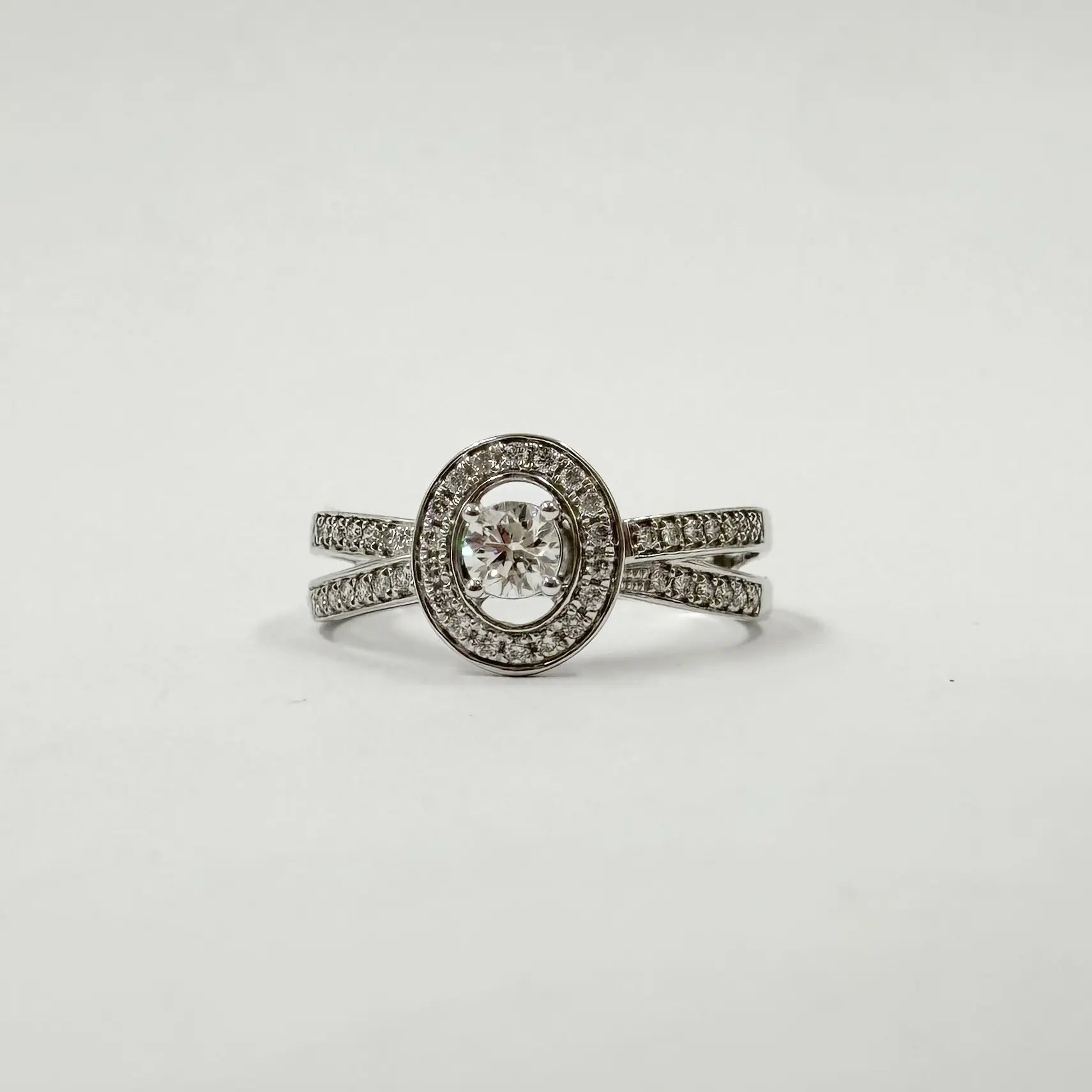 Alliance en or gris design ovale sertie de diamants ronds – 0,38 ct