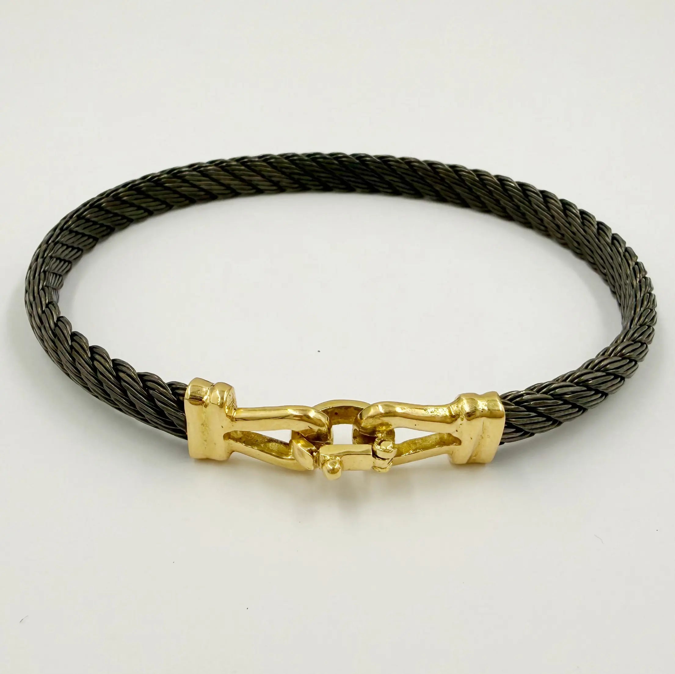 Bracelet homme en acier noir et boucle en or jaune