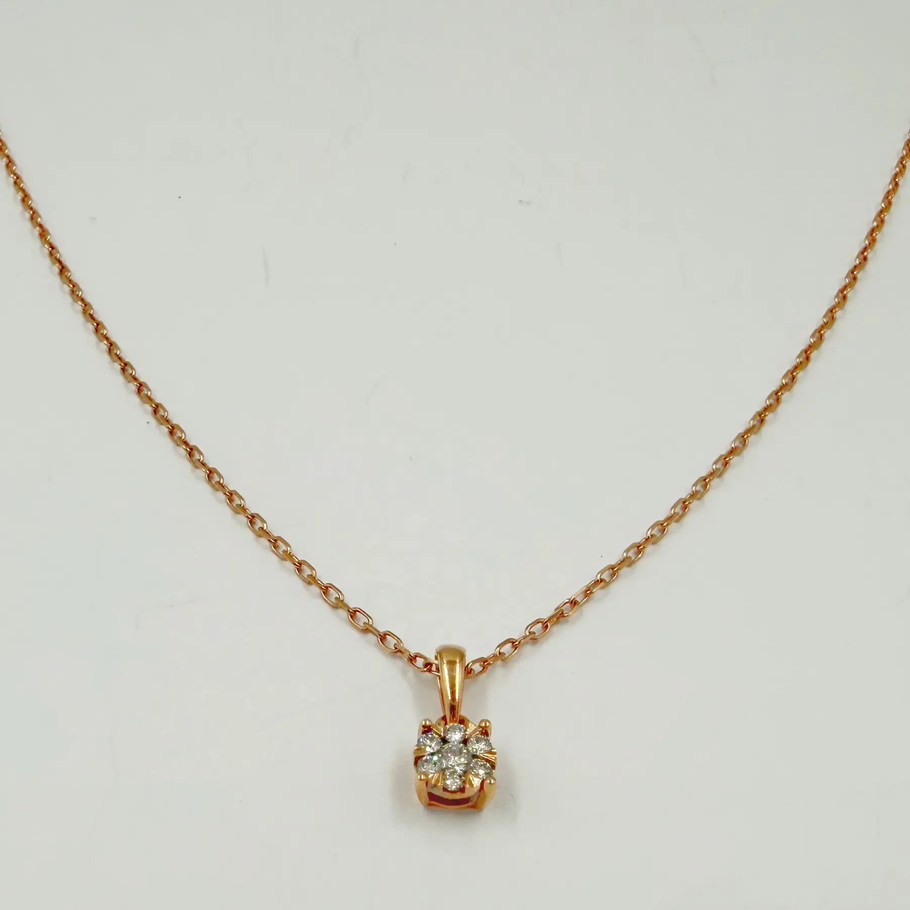 Chaîne en or rose avec pendentif goutte serti de diamants – 0,10 ct
