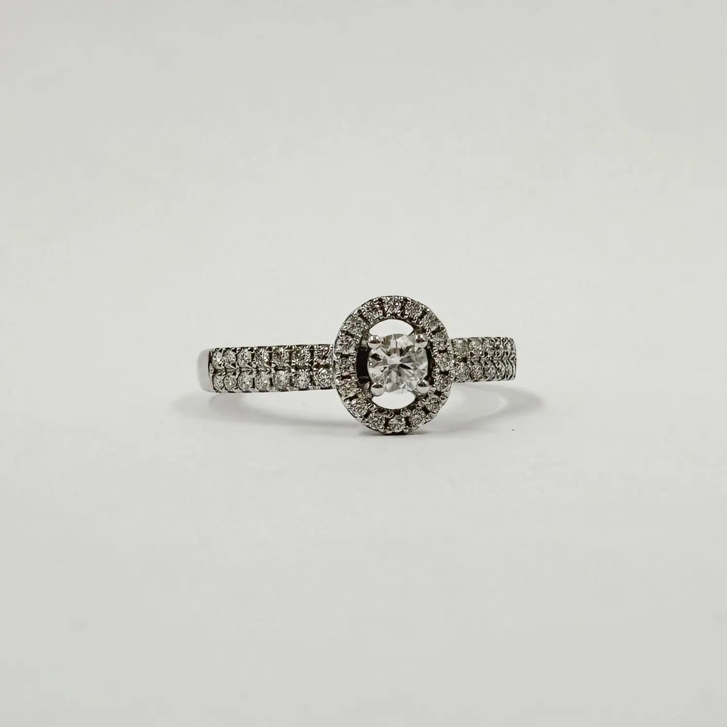 Alliance en or gris design ovale rond sertie de diamants – 0,38 ct