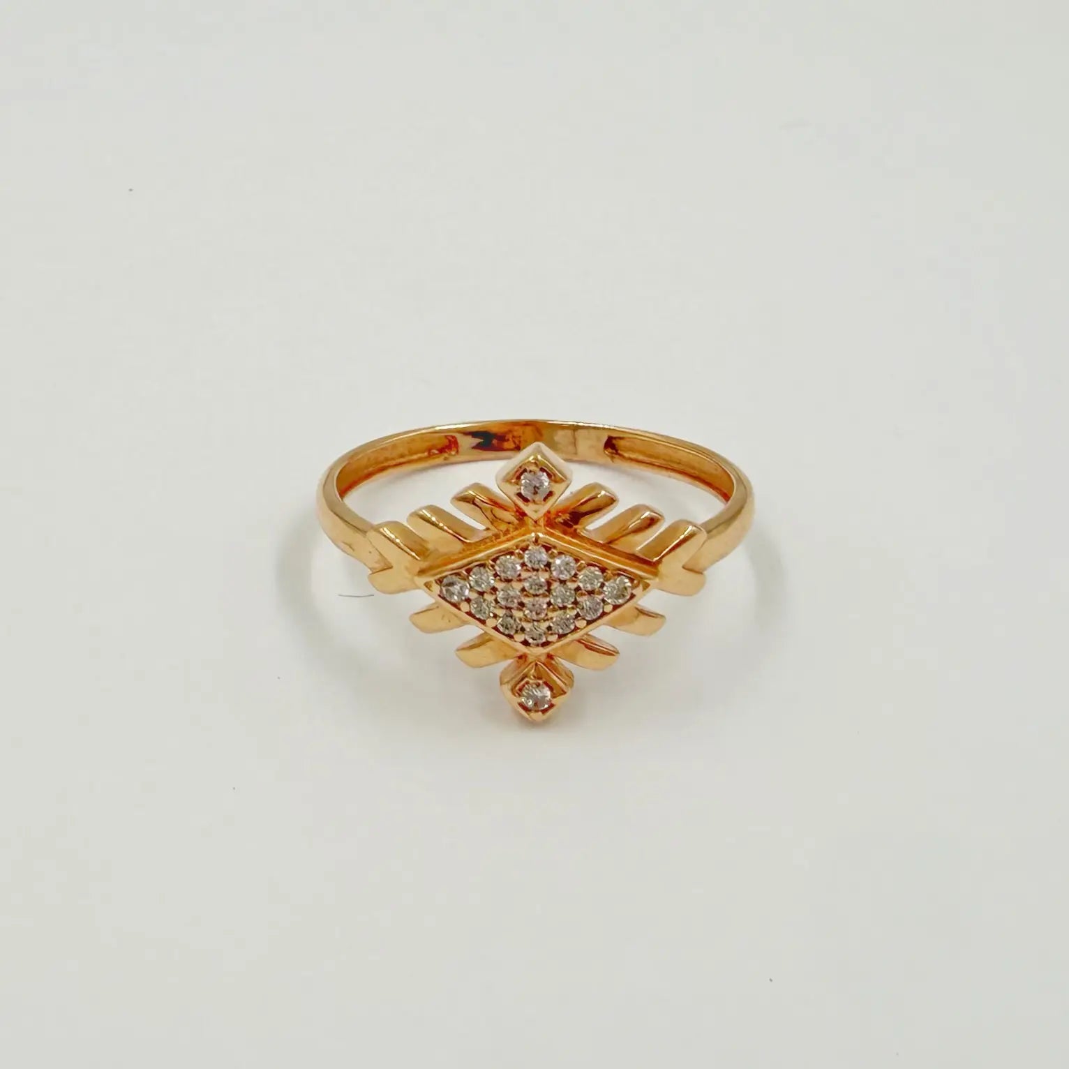 Bague en or rose motif géométrique serti