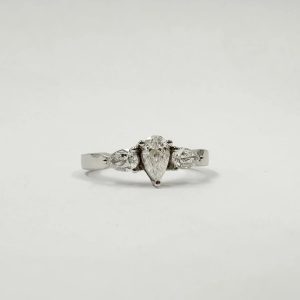 Alliance trilogie en or gris sertie d'un diamant poire 0,41 ct et de deux diamants poire 0,40 ct [B.FETHI™]