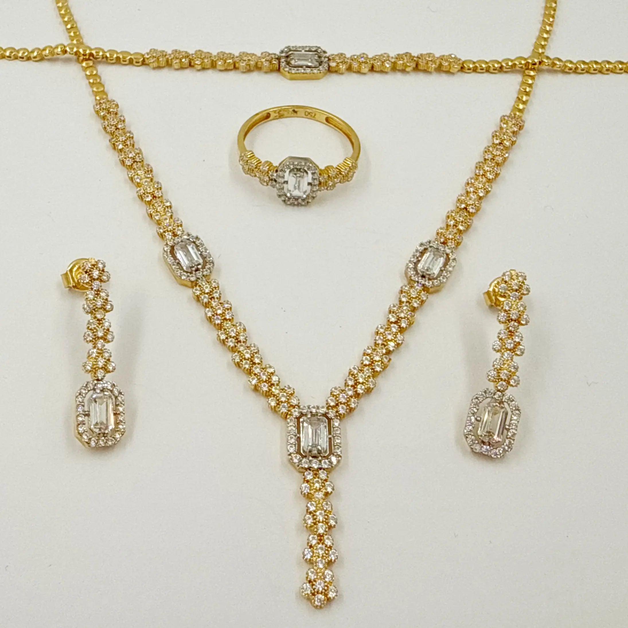 Parure moderne en or jaune et or blanc – Collier, boucles d'oreilles, bague et gourmette forme carrée [B.FETHI™]