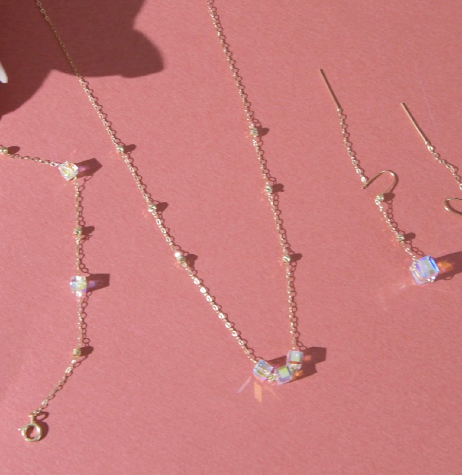 Ensemble en Or 18k avec des pierres cristal. Collier, Gourmette et boucles d'oreilles [B.FETHI™]