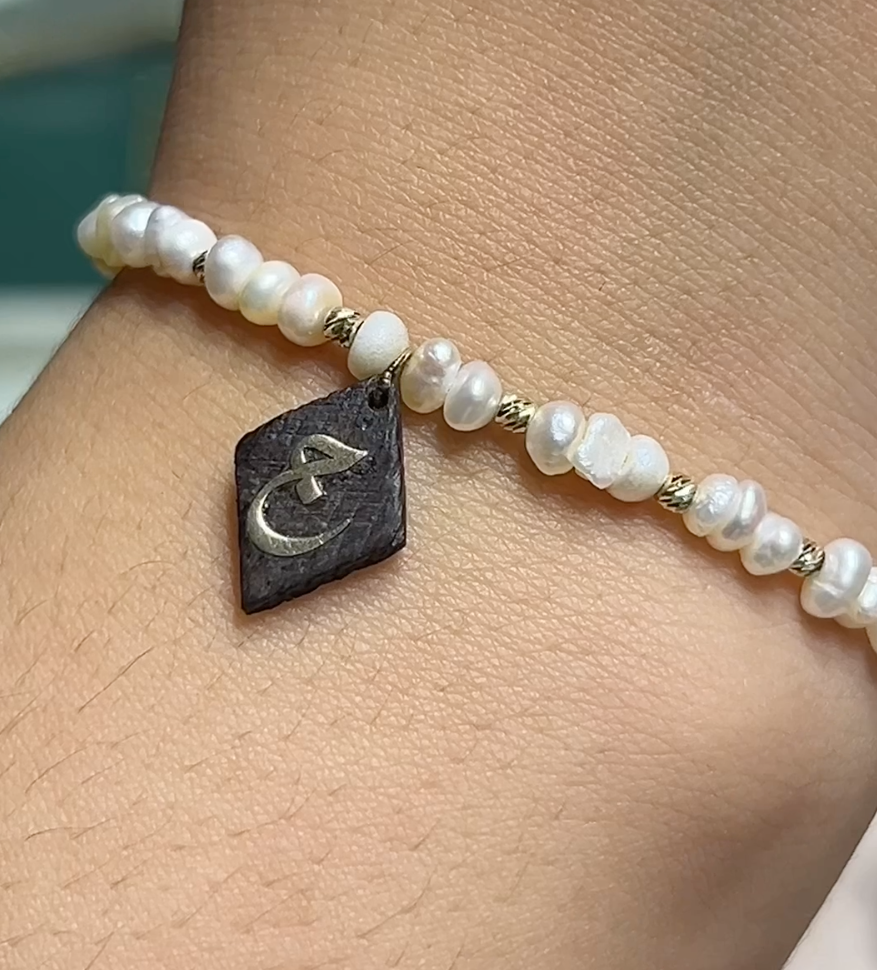 Cordon en Or 18k Avec OUD QMARI et Pierres Johar Naturelles - Toutes les lettres sont Disponibles [B.FETHI™]