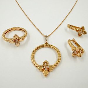 Parure moderne en or rose – Chaîne, pendentif, boucles d'oreilles et bague motif fleur torsadé [B.FETHI™]