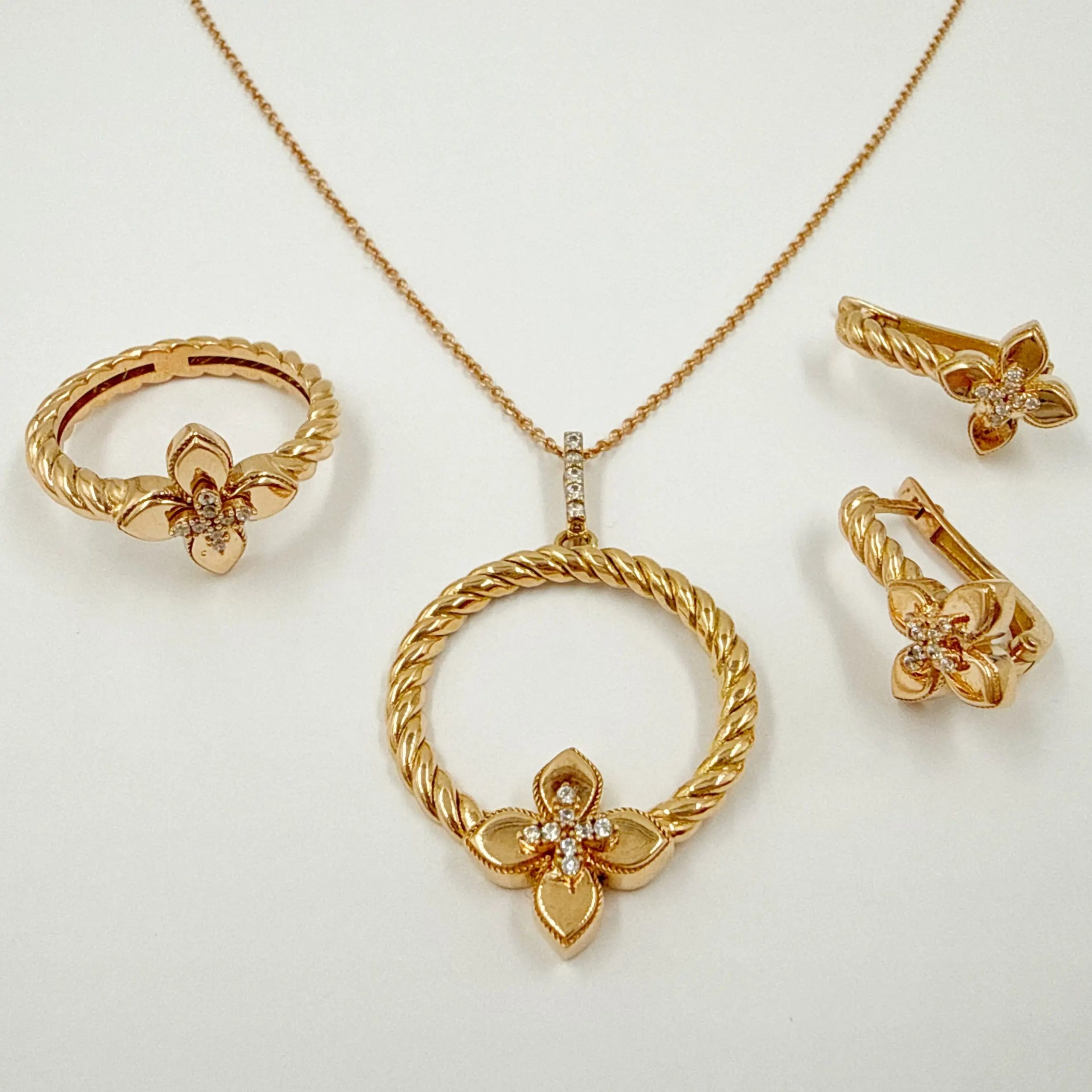 Parure moderne en or rose – Chaîne, pendentif, boucles d'oreilles et bague motif fleur torsadé [B.FETHI™]