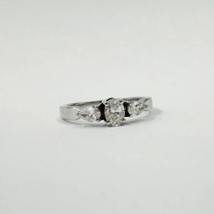 Alliance trilogie en or gris sertie d'un diamant ovale 0,30 ct et de deux diamants poire 0,30 ct [B.FETHI™]