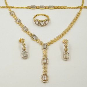 Parure moderne en or jaune – Collier, boucles d'oreilles, bague et gourmette motifs carrés et marguerites [B.FETHI™]