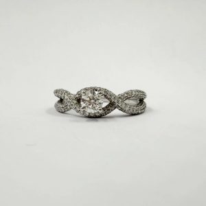 Alliance croisée en or gris sertie de diamants – diamant central 0,30 ct et diamants 0,76 ct [B.FETHI™]