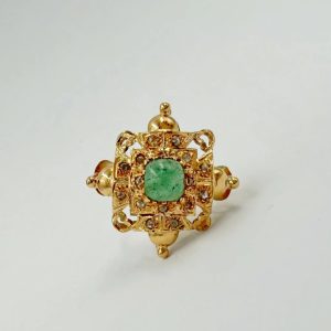 Bague traditionnelle en or rose sertie de rosaces et d'une pierre verte carrée [B.FETHI™]