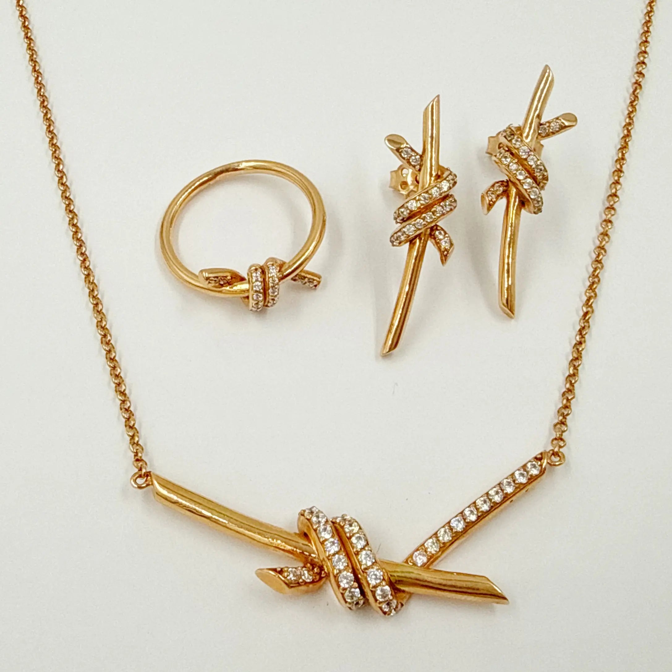 Parure Éclat Contemporain en or rose – Collier, boucles d'oreilles et bague [B.FETHI™]